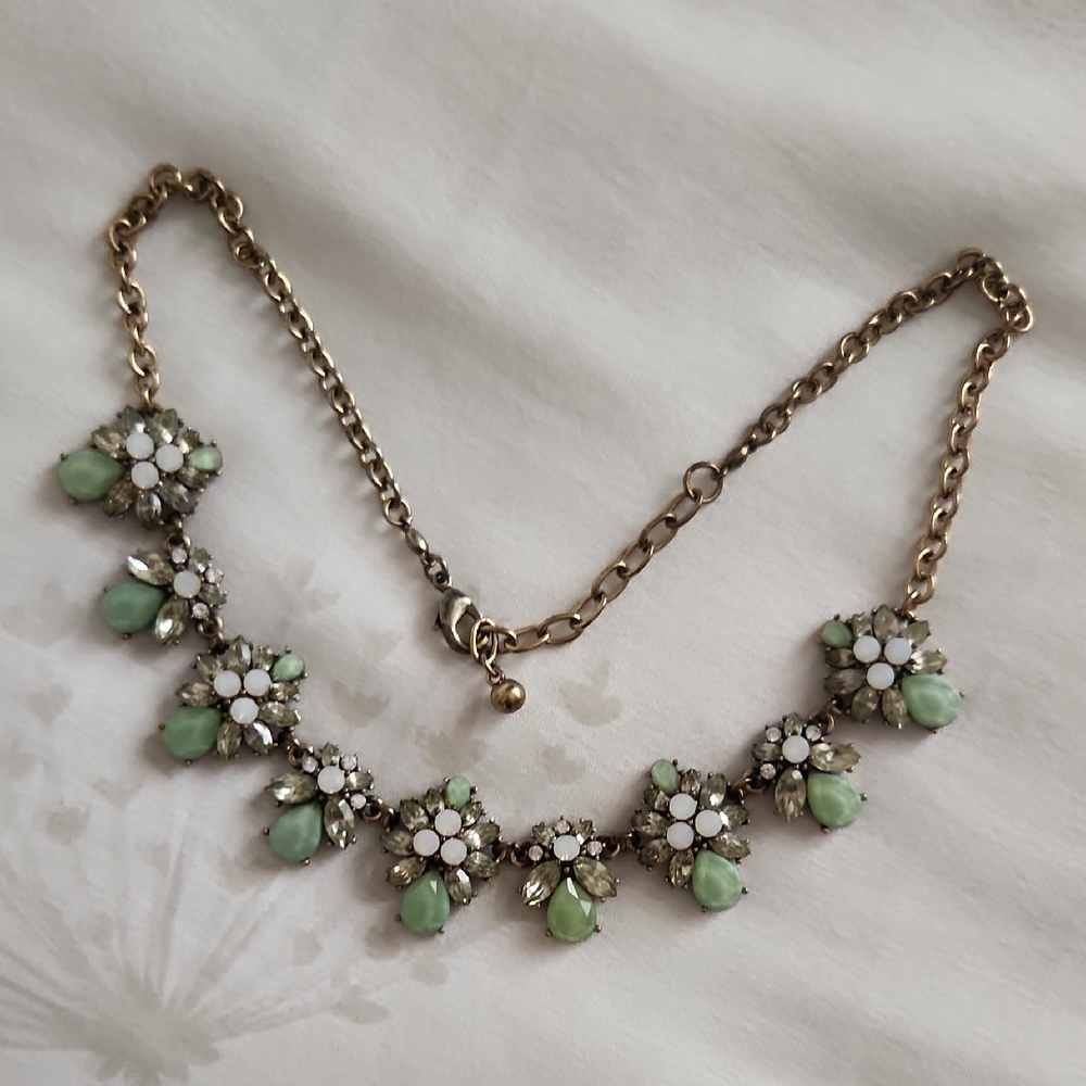 Chic Floral Necklace with Green and White Accents
